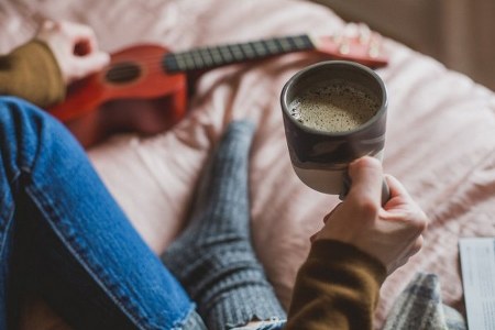 holding-coffee-in-bed_700x467_600x400_450x300